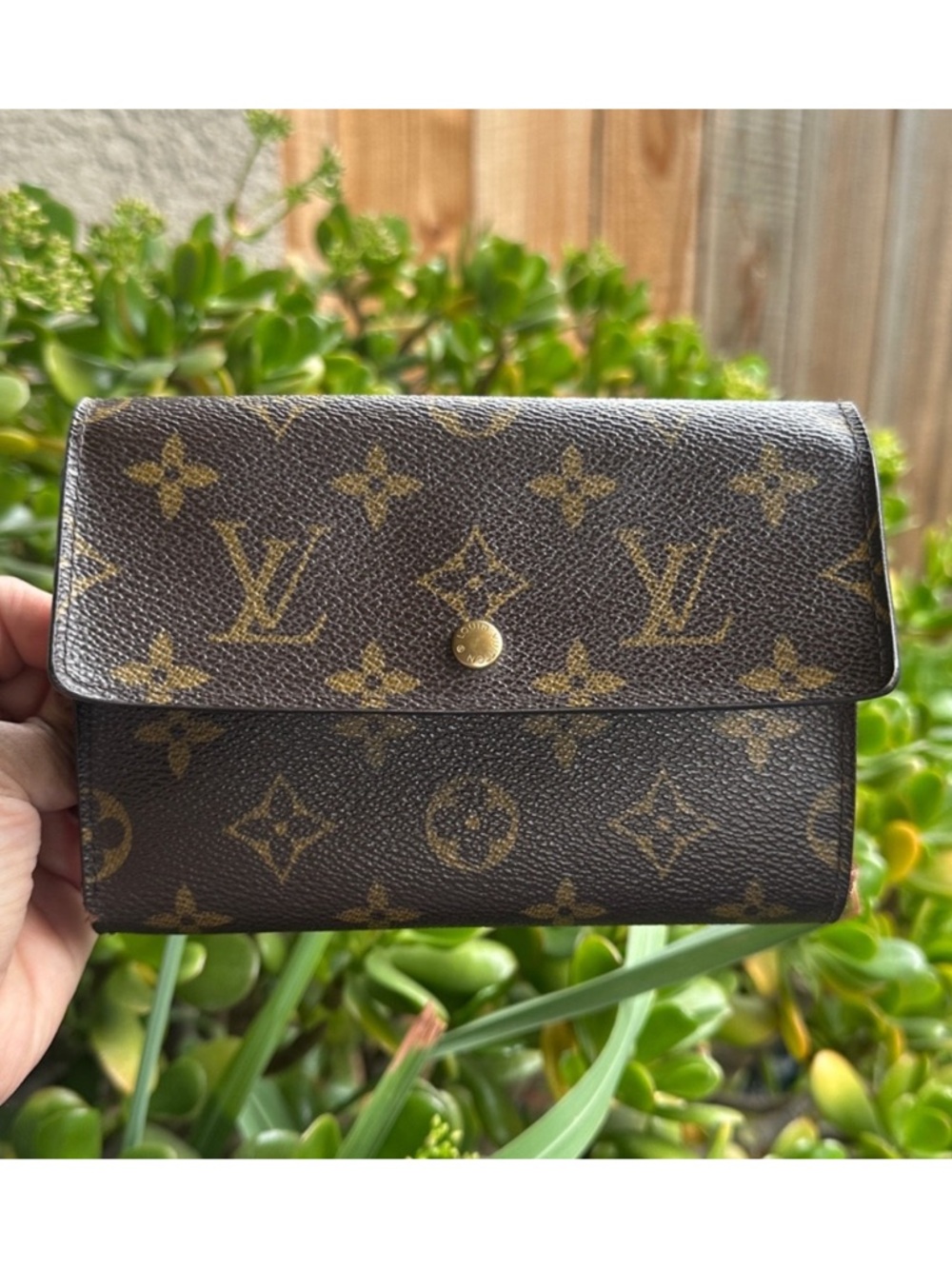 # 2 𝓛𝓞𝓤𝓘𝓢 𝓥𝓤𝓘𝓣𝓣𝓞𝓝 Porte Trésor Etui Papiers trifold 
Wallet